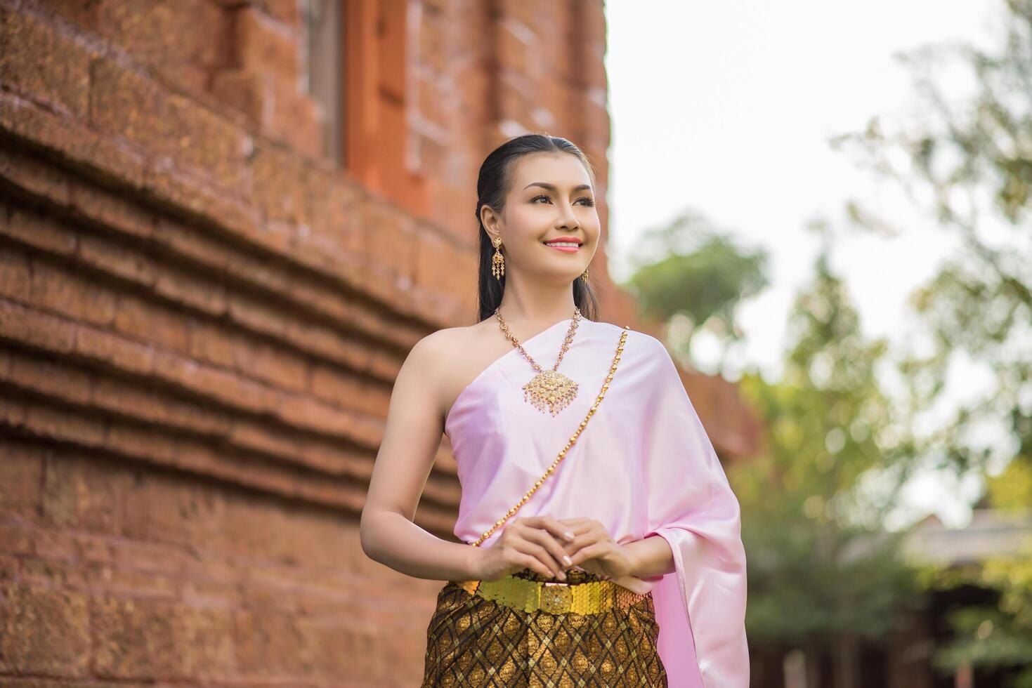 mooie vrouw die typisch Thaise kleding draagt foto