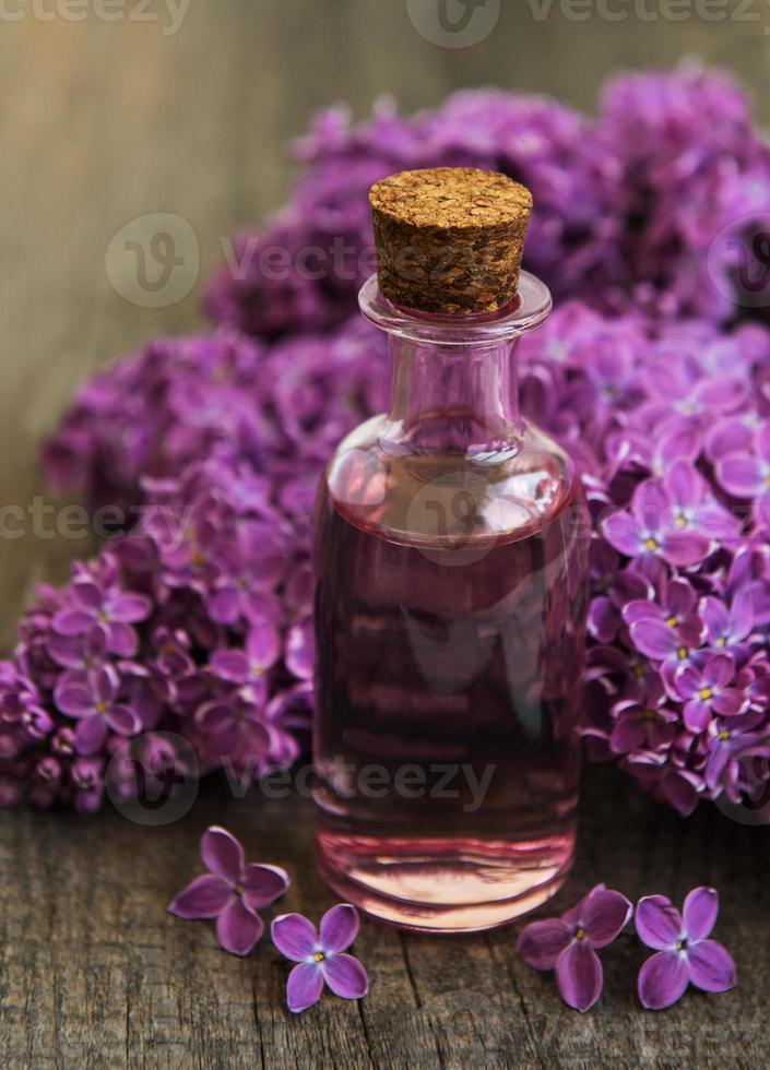 etherische olie met lila bloemen foto