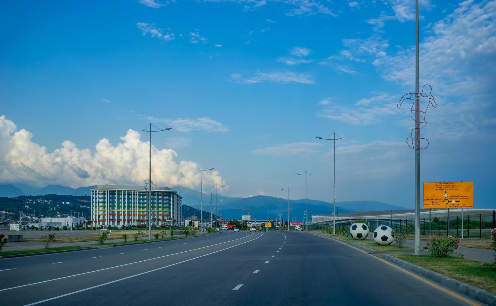 Sochi, Rusland-15 juni 2018-autoweg in het olympische park foto