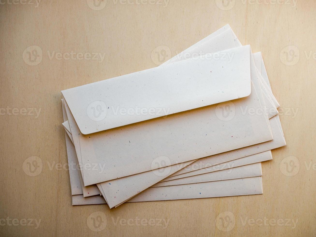 brieven envelop op houten tafel foto