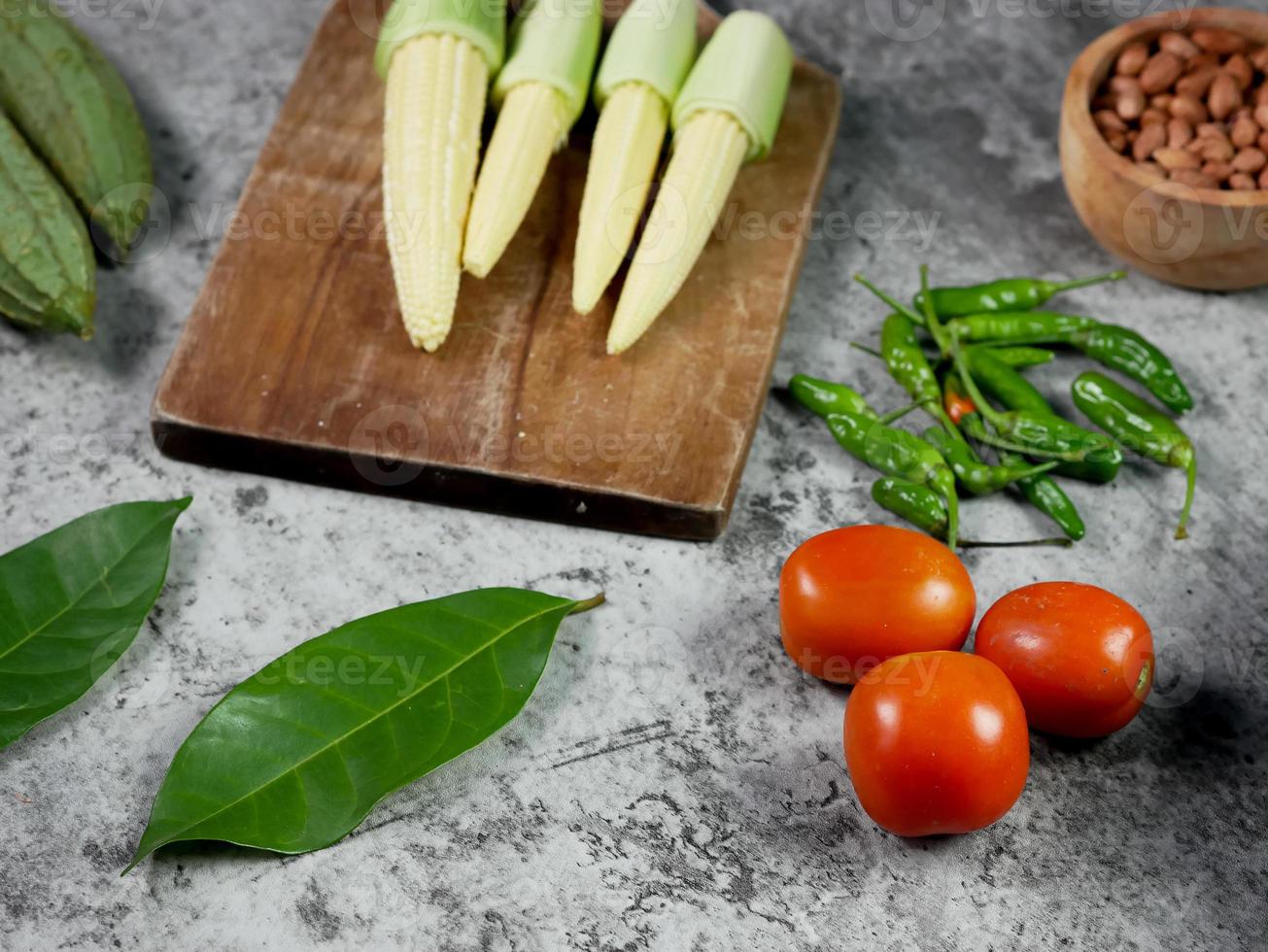 weergave van recepten voor groenten, tomaten, babymais, bonen en cayennepeper. foto