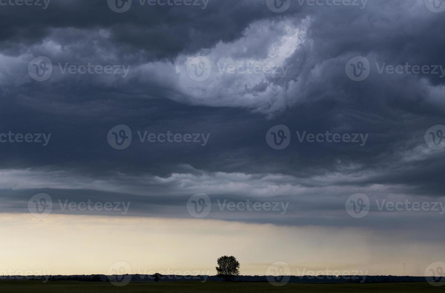 onweerswolken prairie hemel foto