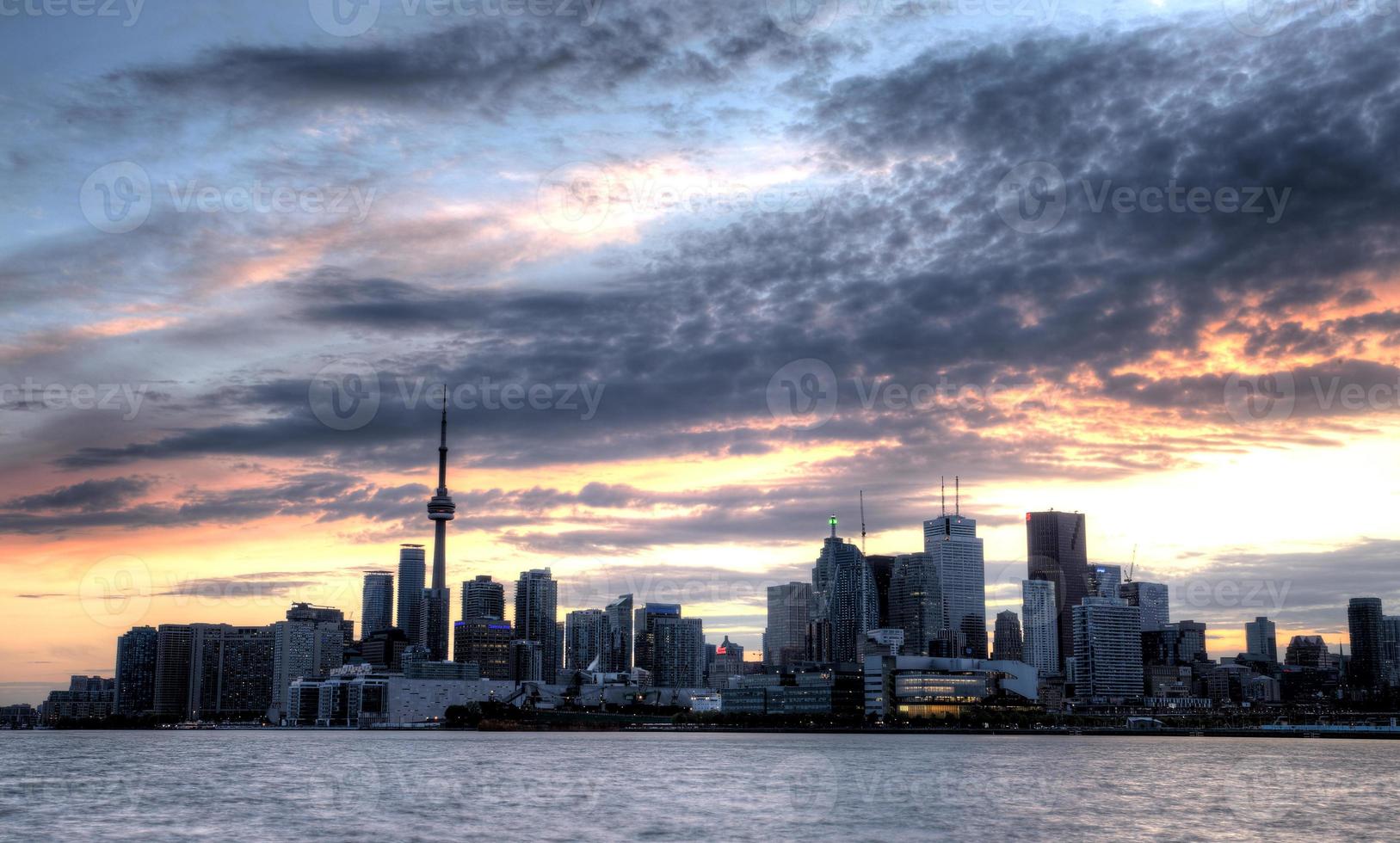 de skyline van toronto vanaf de pier foto