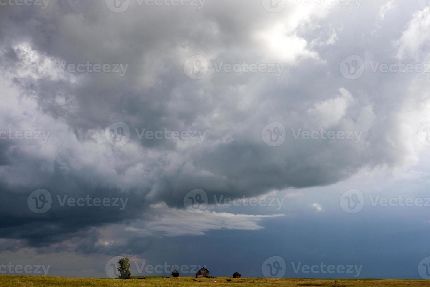 onweerswolken prairie hemel foto