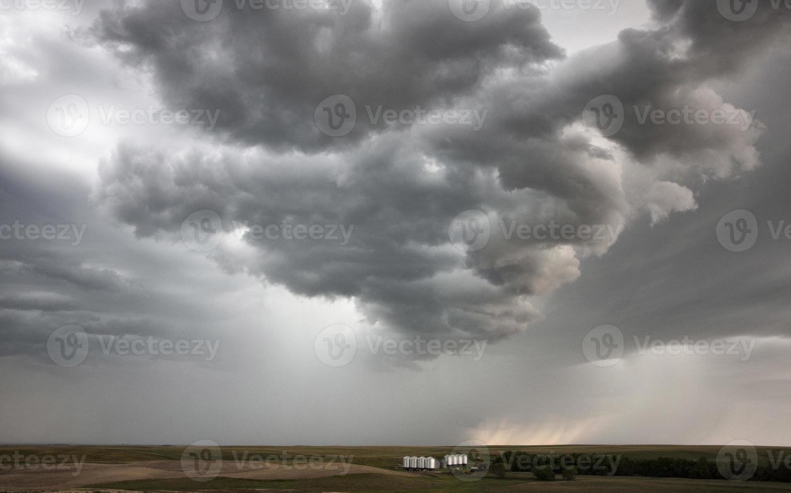 onweerswolken prairie hemel foto