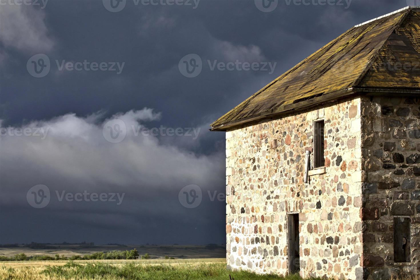 onweerswolken prairie hemel stenen huis foto