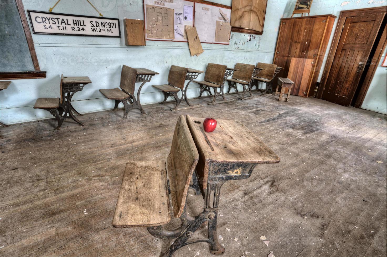 verlaten schoolgebouw rode appel foto