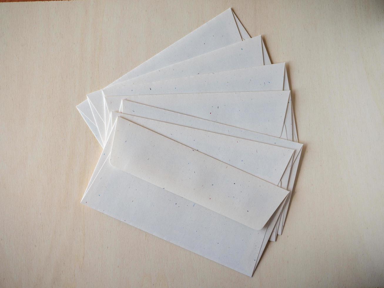 brieven envelop op houten tafel foto