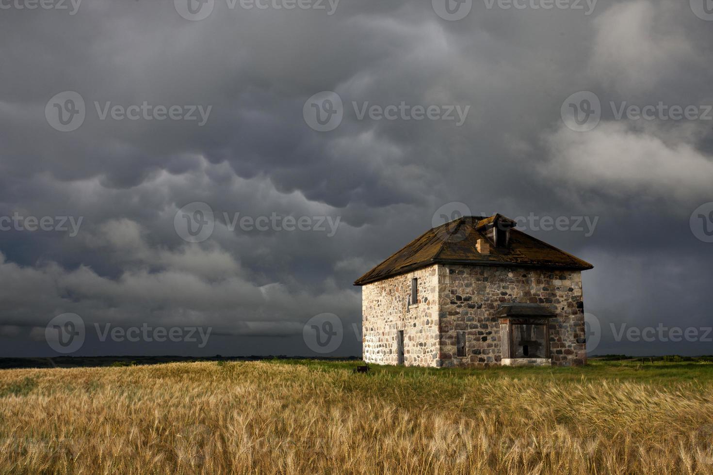 onweerswolken prairie hemel stenen huis foto