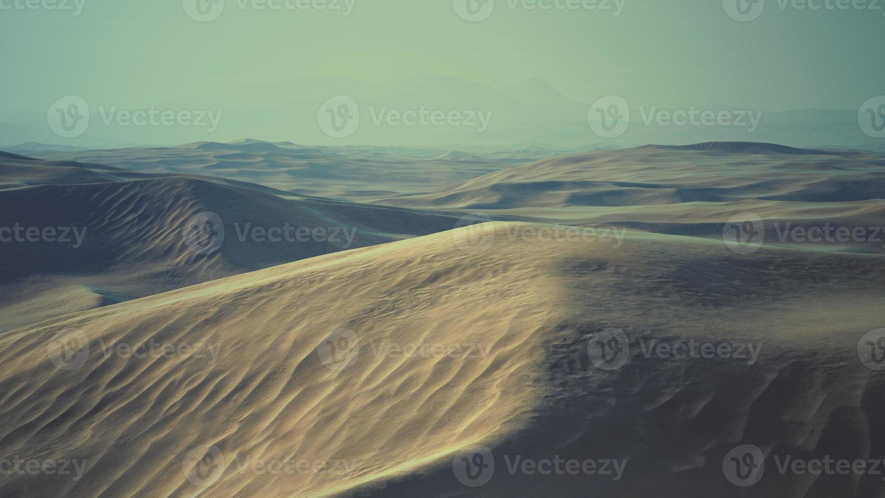 zonsondergang over de zandduinen in de woestijn. Death Valley, Verenigde Staten foto