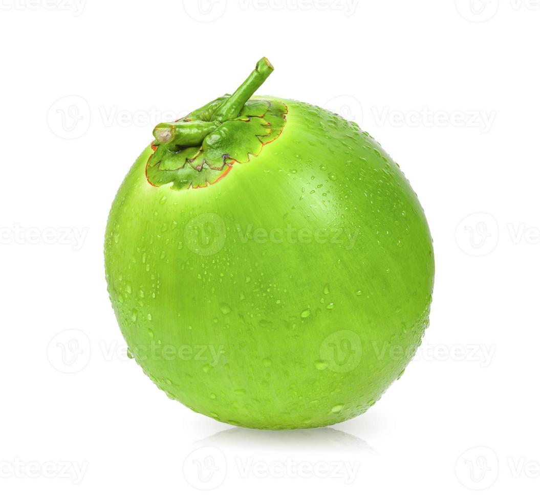 groene kokosnoot met waterdruppel geïsoleerd op een witte achtergrond foto