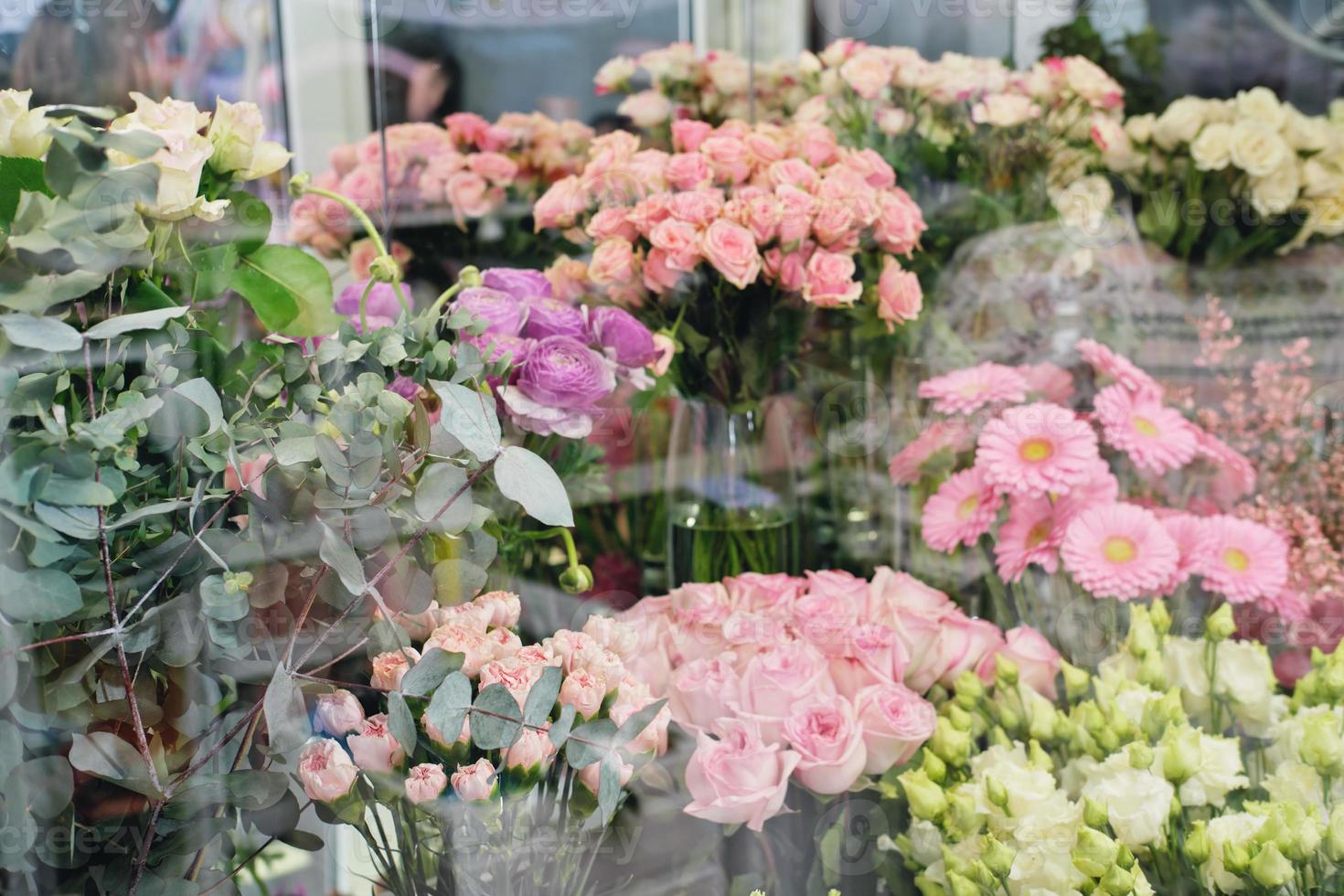 bloemen te koop in een speciale koelcel, magazijn met voor bloemen. bloemenwinkel, boetiek. stockfoto Vecteezy