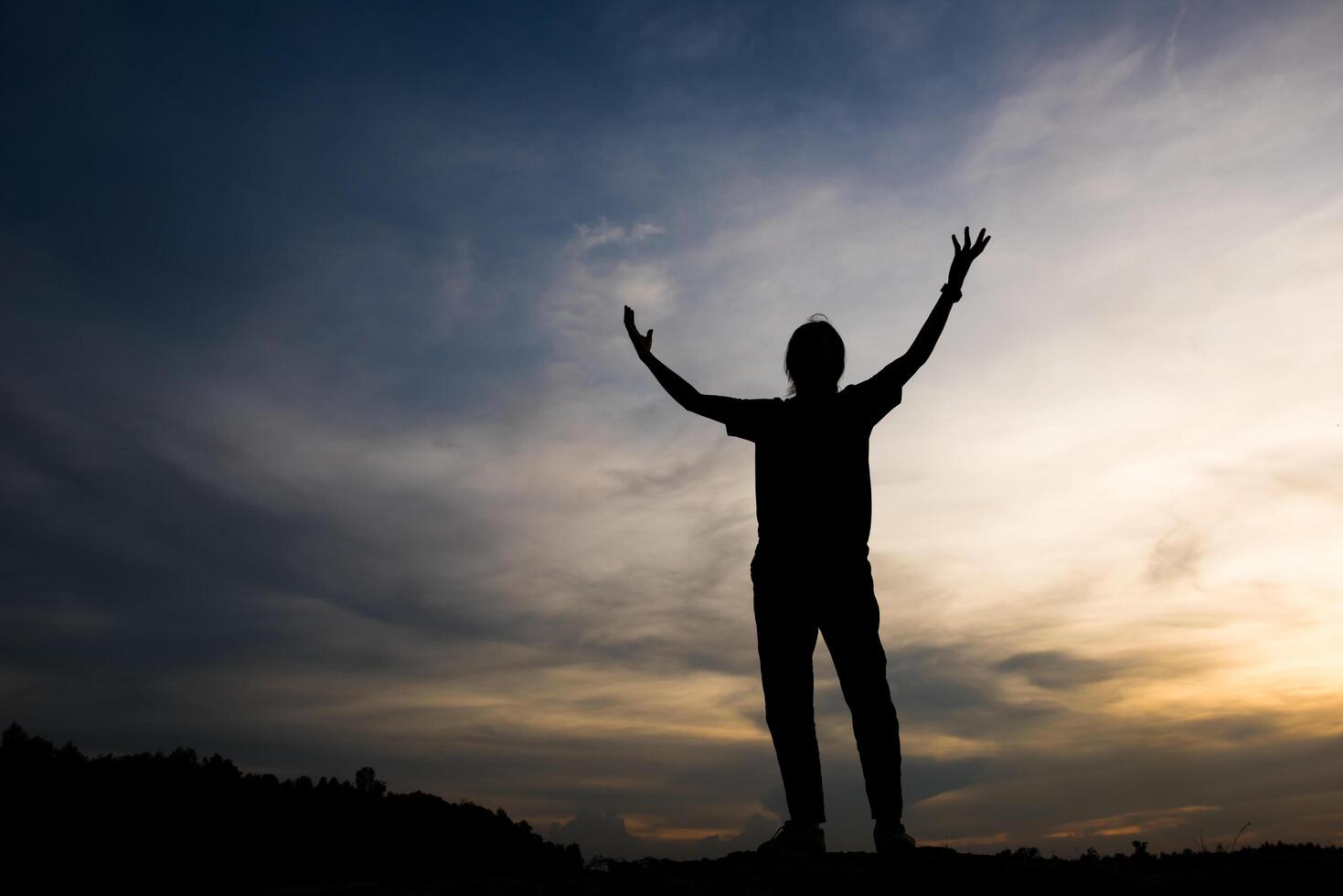 silhouet van vrouw die bidt met god foto