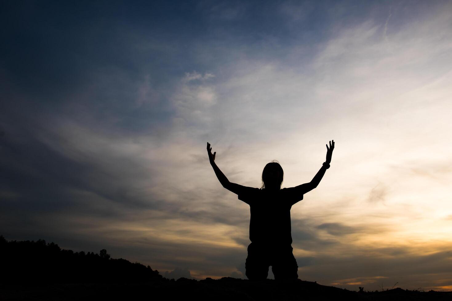 silhouet van vrouw die bidt met god foto