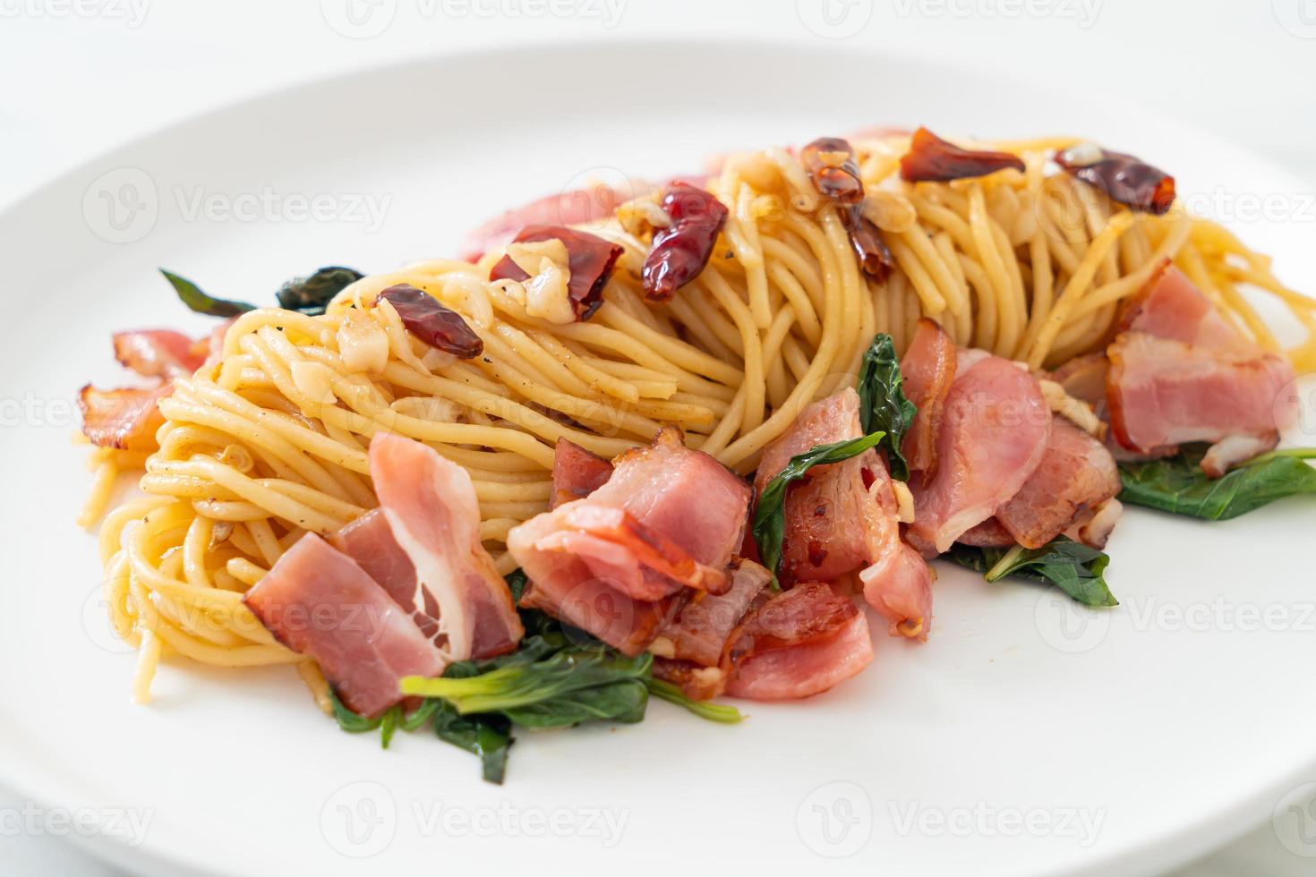 roergebakken spaghetti met gedroogde chili en spek foto