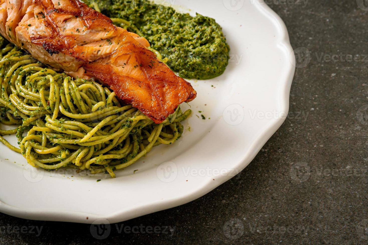 spaghetti pesto met gegrilde zalm foto