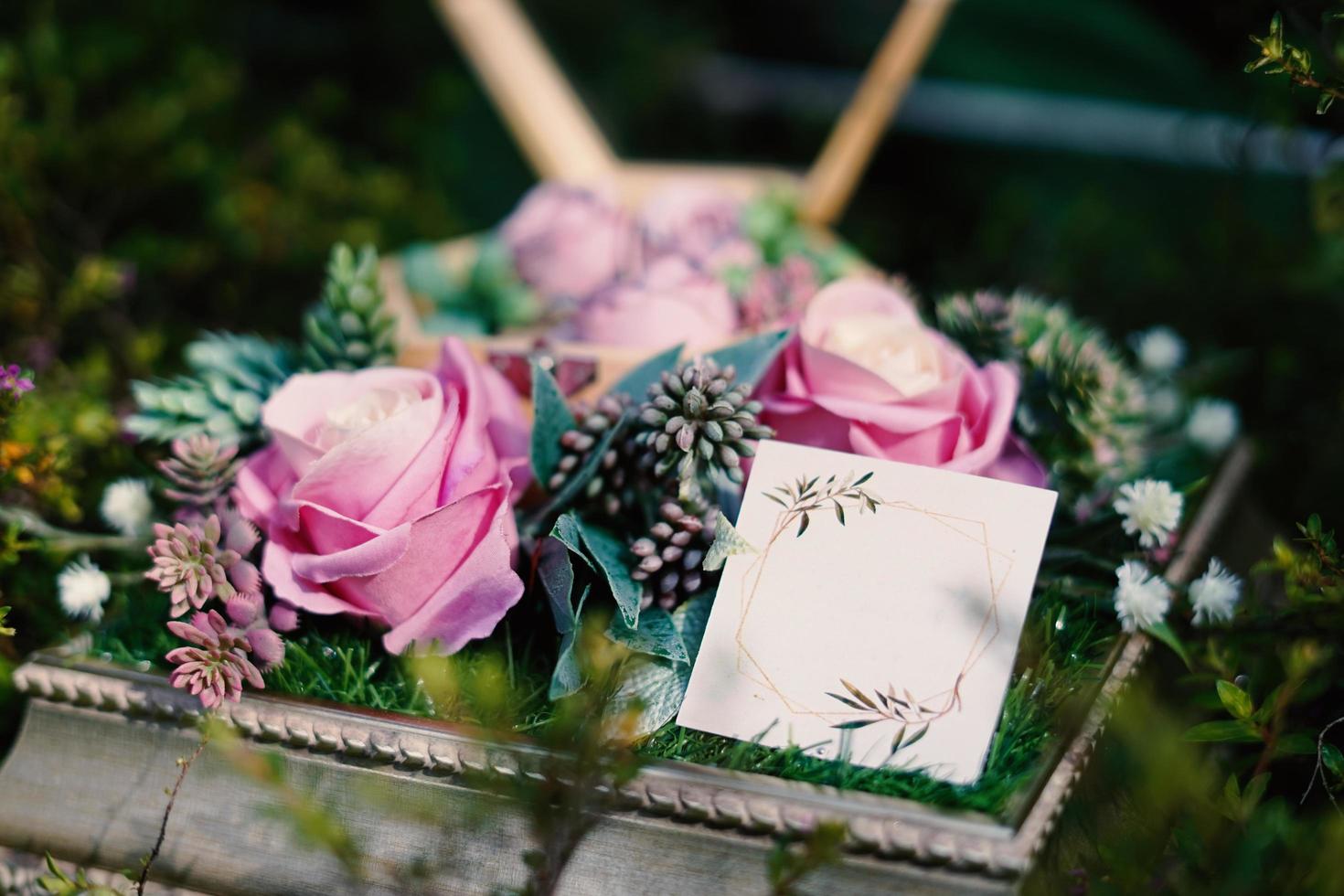 huwelijksboog, bruiloft, huwelijksmoment, huwelijksdecoraties, bloemen, stoelen, buitenceremonie in de open lucht foto