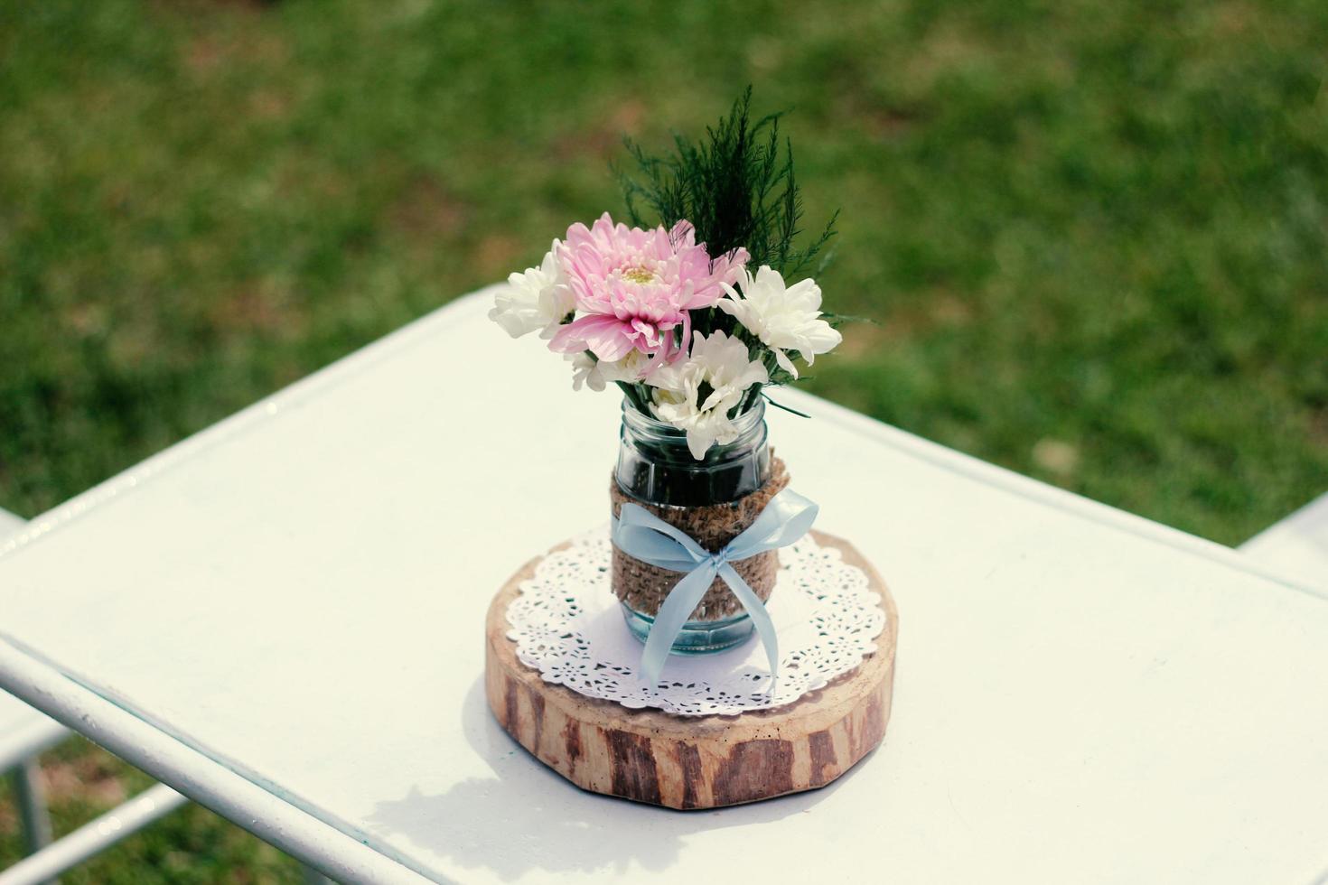 huwelijksboog, bruiloft, huwelijksmoment, huwelijksdecoraties, bloemen, stoelen, buitenceremonie in de open lucht foto