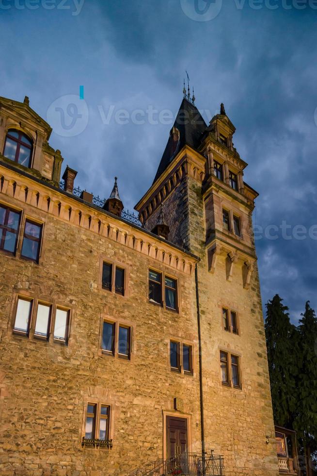 oud middeleeuws kasteel burg rodeck op nachtelijke hemelachtergrond foto