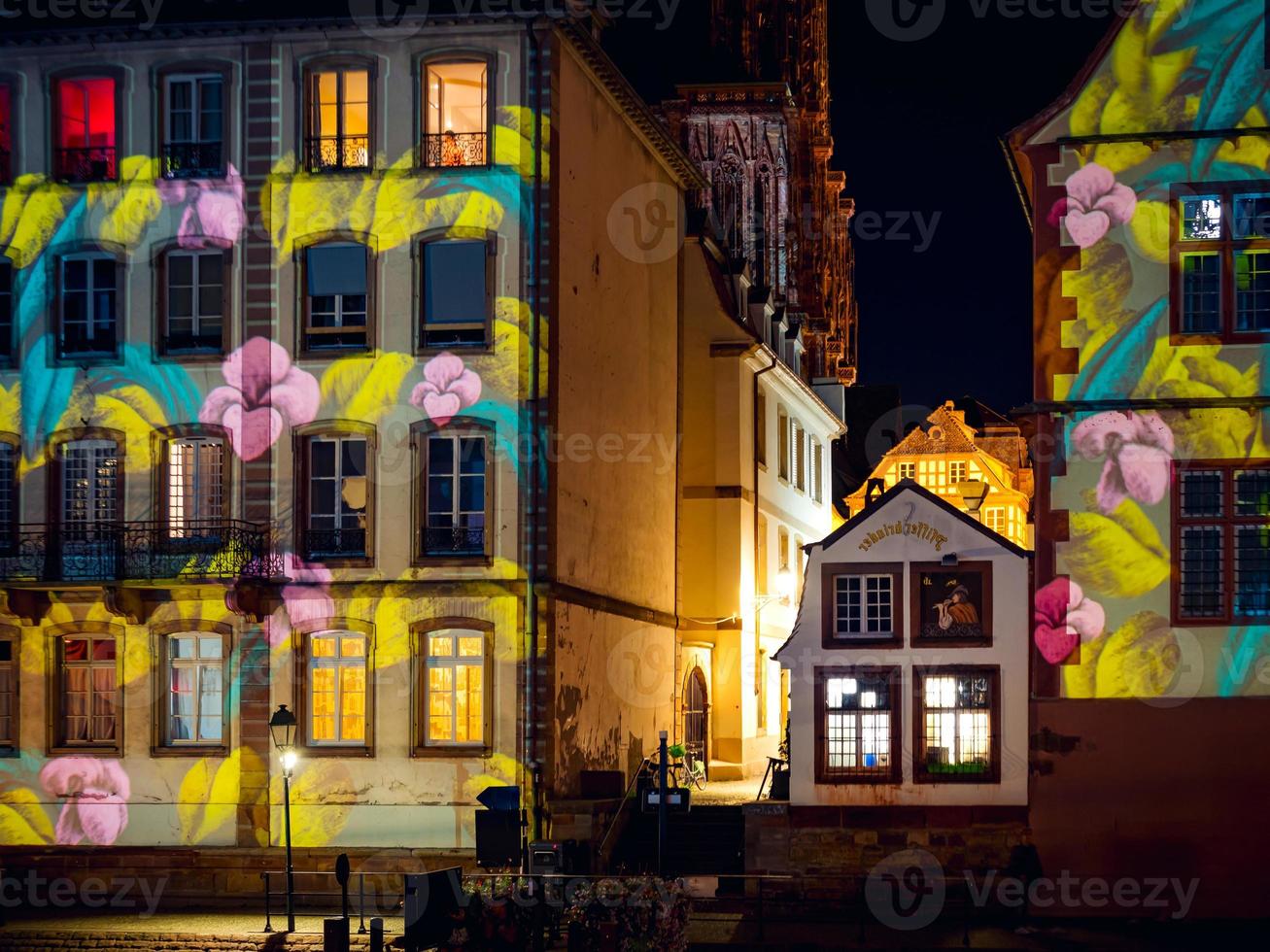 kleurrijke nacht straatmening van styrasbourg. gemarkeerde gebouwen. comfortabele plek. foto