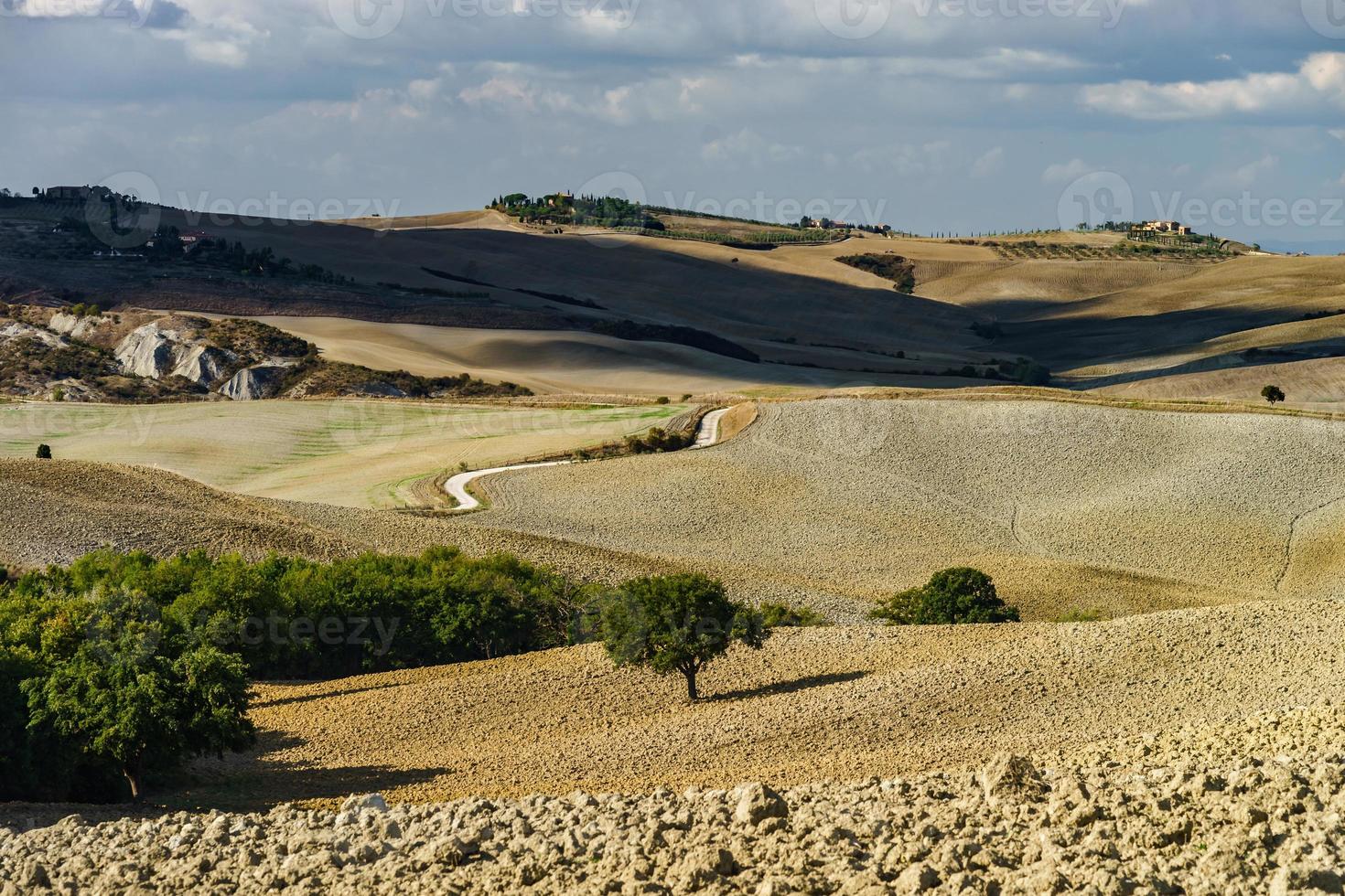 herfst in italië. gele geploegde heuvels van Toscane met interessante schaduwen en lijnen foto