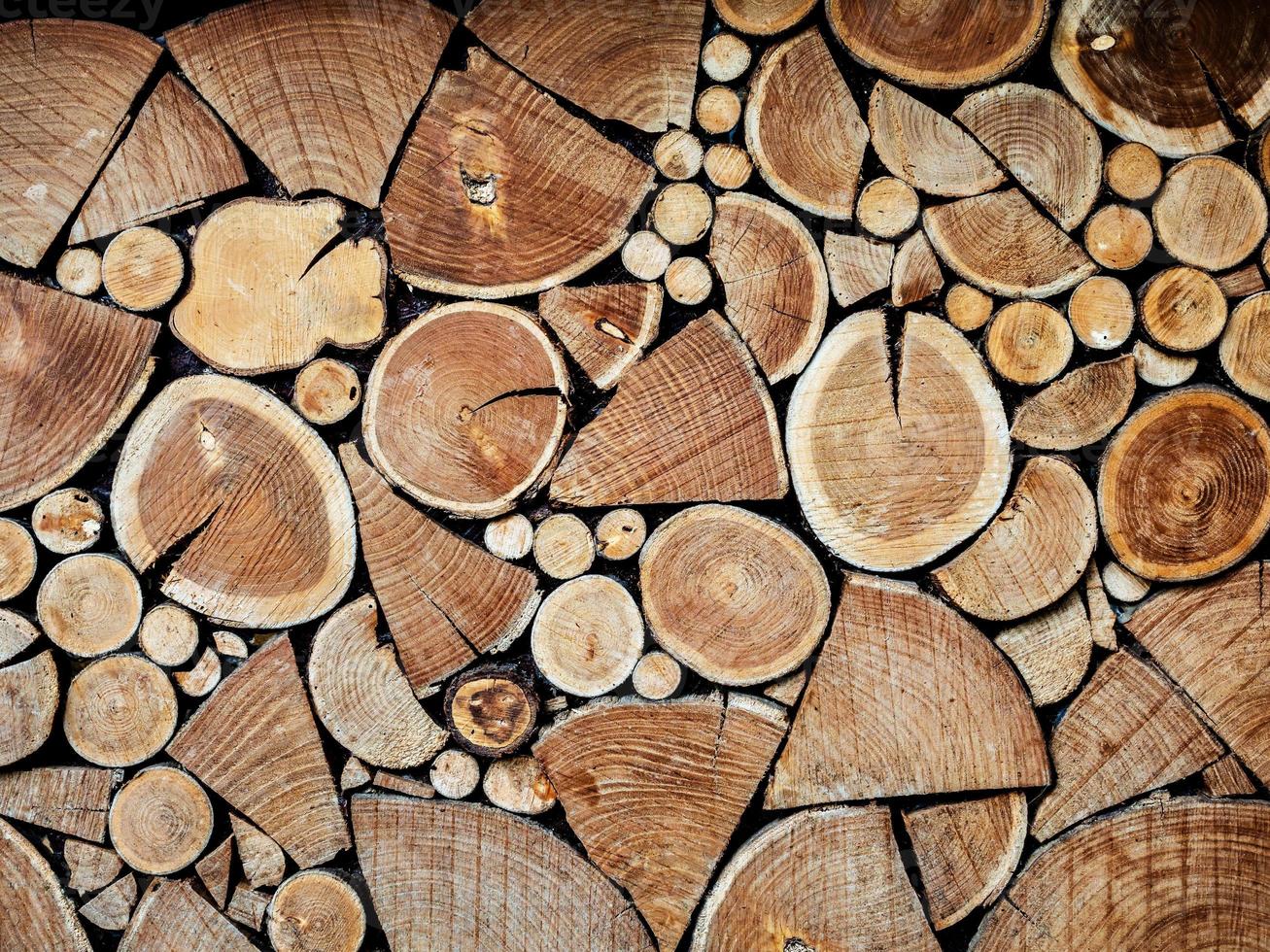 een herhalende ritmische achtergrond gemaakt van stukken gezaagd hout. achtergrond voor ontwerp. foto