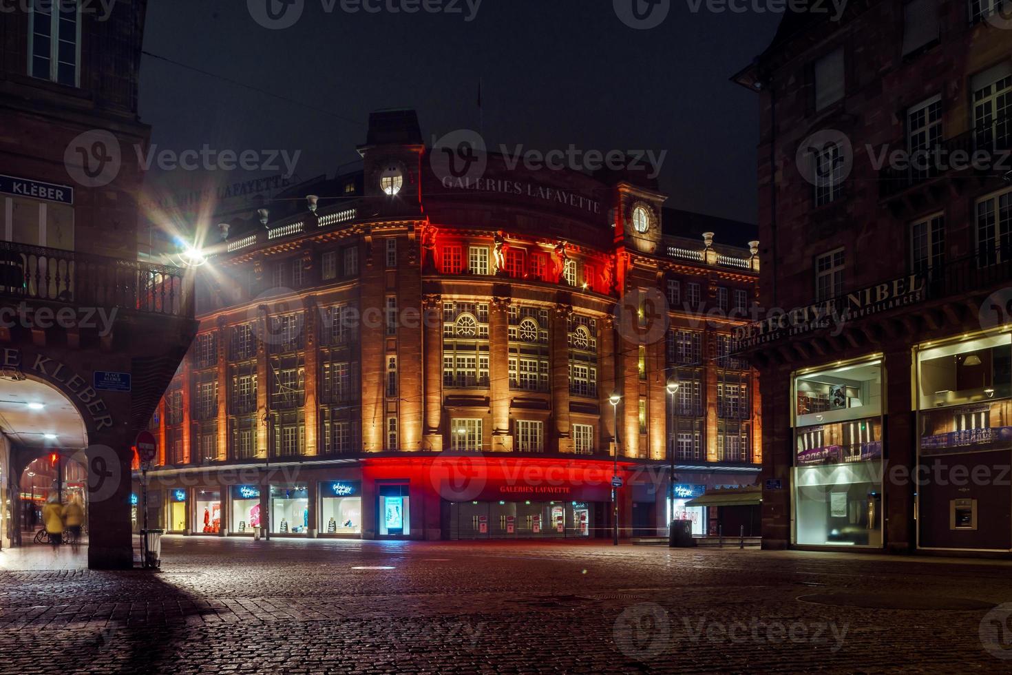 lafayette-galerij in Straatsburg bij nacht. mooie veelkleurige verlichting van het gebouw. foto