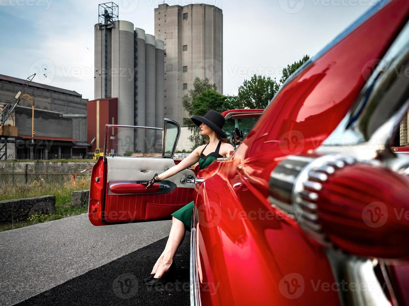 oldtimer rode cadillac en een mooie jonge meid foto