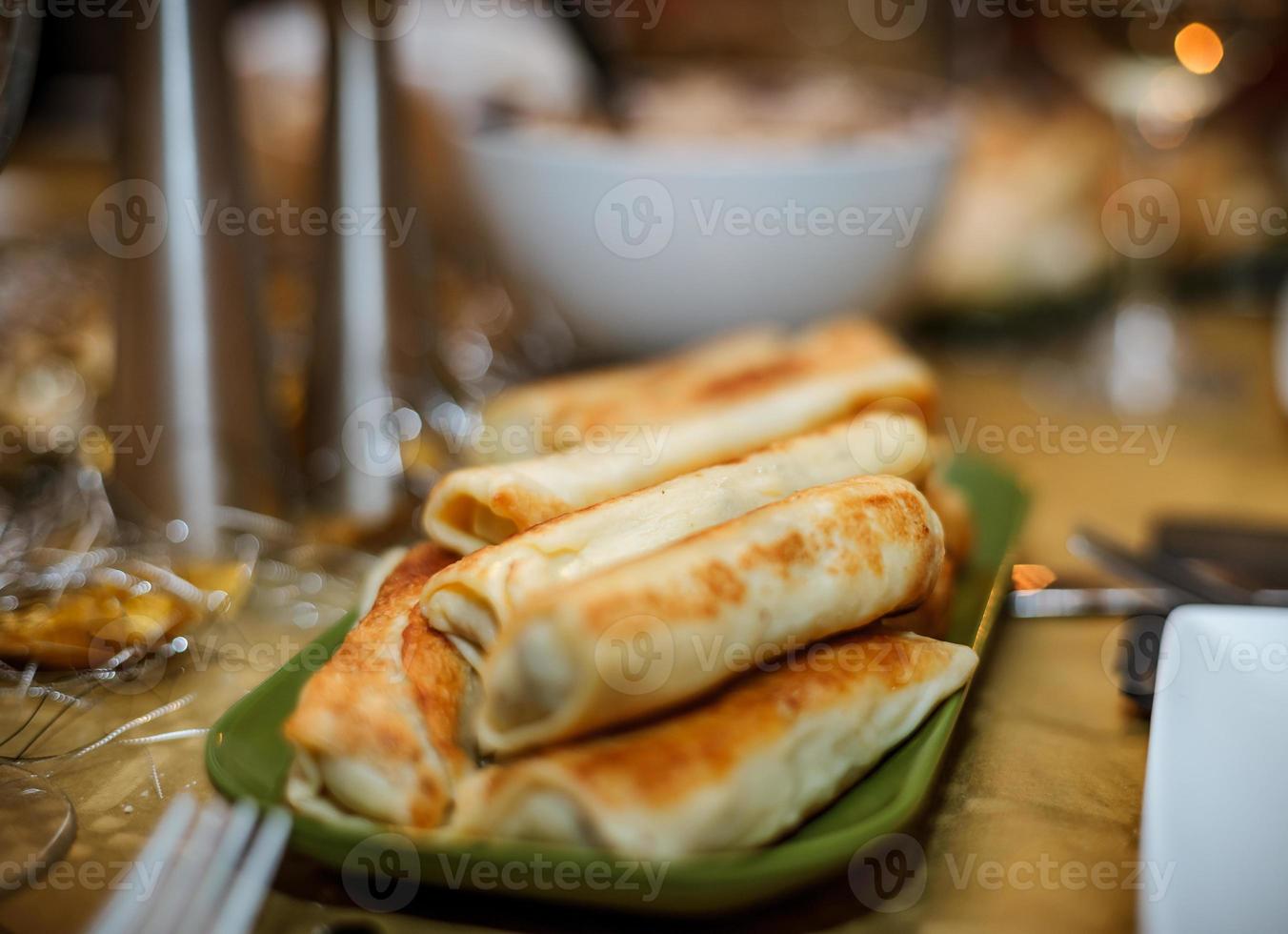 lekker Georgisch eten met wijn op tafel foto