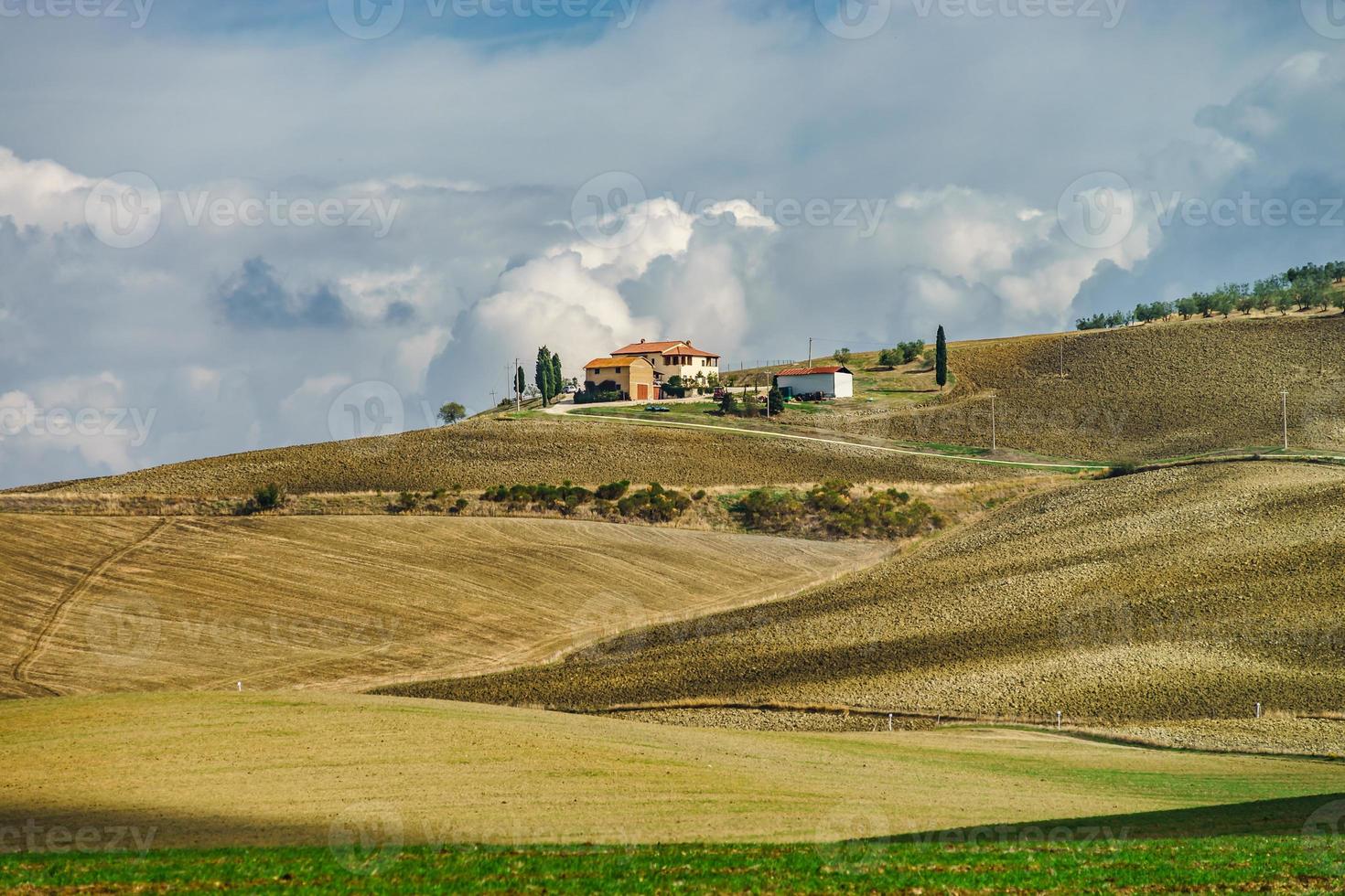 villa in italië, oude boerderij in de golven van Toscaanse velden en heuvels foto
