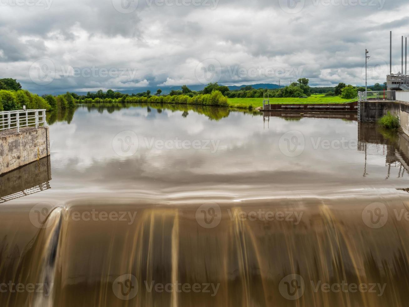 krachtige waterval op de kinzig rivier. volstromende rivier na de regens. foto