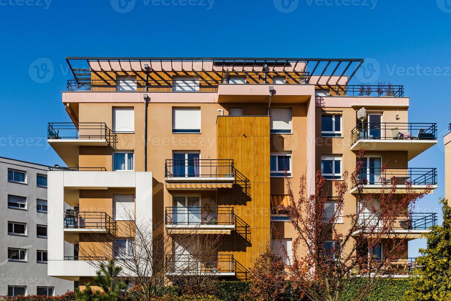 nieuwe moderne comfortabele appartementen uitzicht op straat, zonnige dag foto