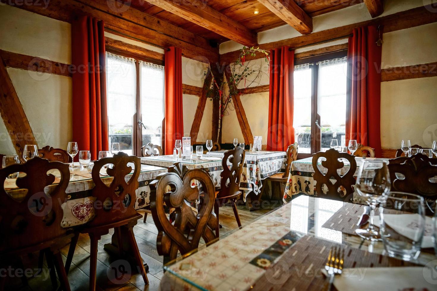 een traditioneel Elzasser restaurant met huisgemaakte gerechten. vakwerkhuis interieur. foto