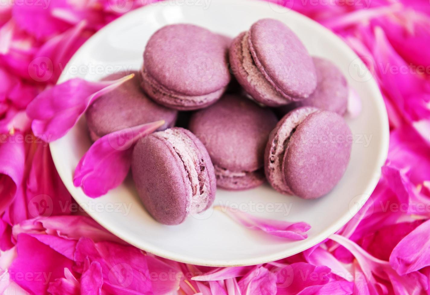 roze pioenblaadjes met macarons foto