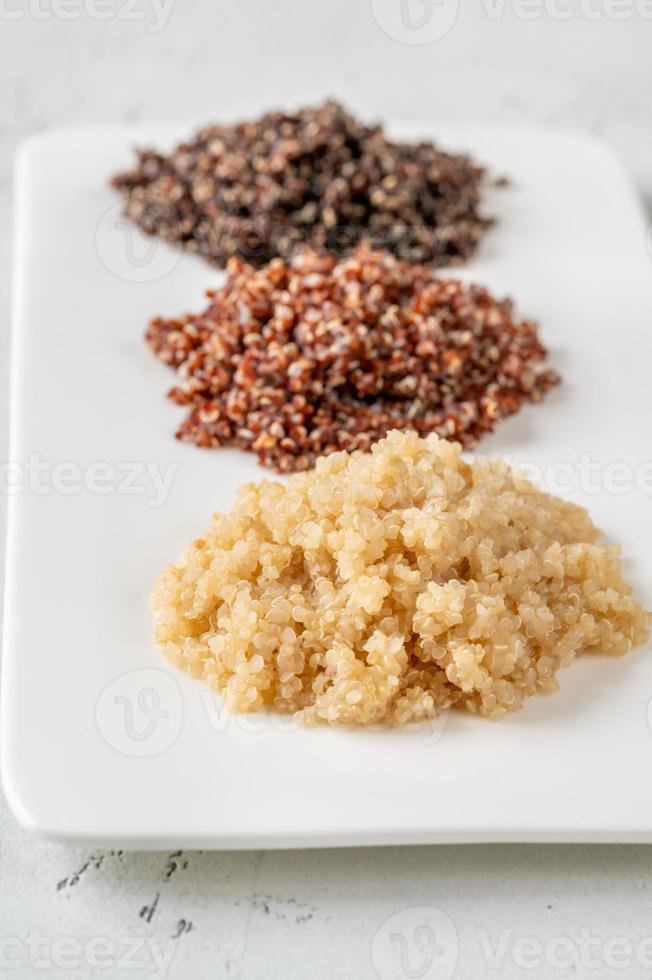 drie soorten gekookte quinoa foto