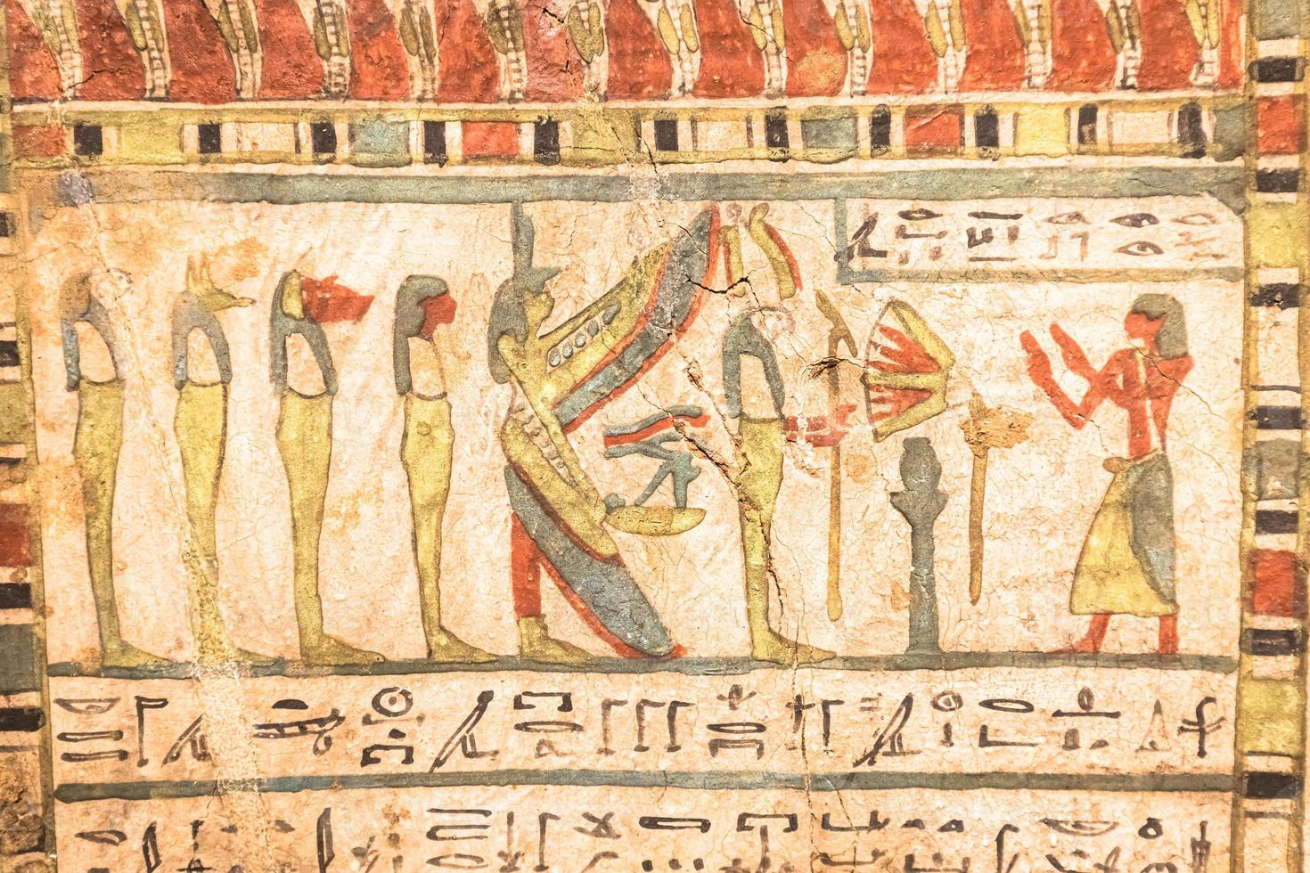 Egyptische archeologie. oude hiërogliefen, ca. 580 vC, met isis en de vier zonen van horus foto
