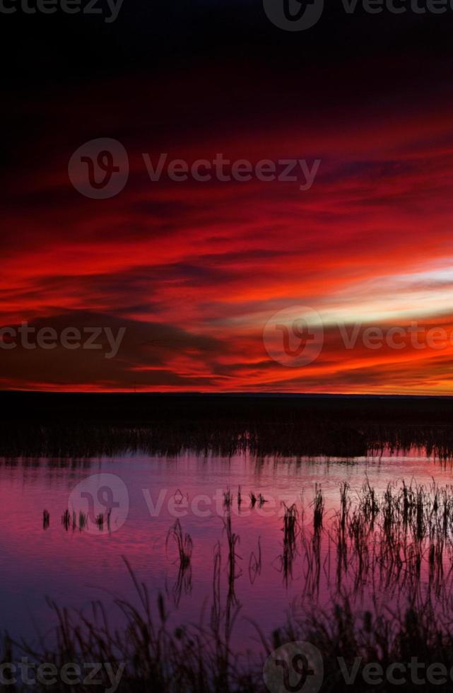 zonsondergang landelijke saskatchewan foto