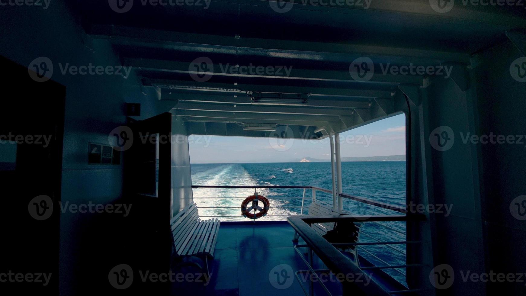 pov wandelen langs het dek naar de achterkant van het cruiseschip aan de Egeïsche zee, griekenland. foto