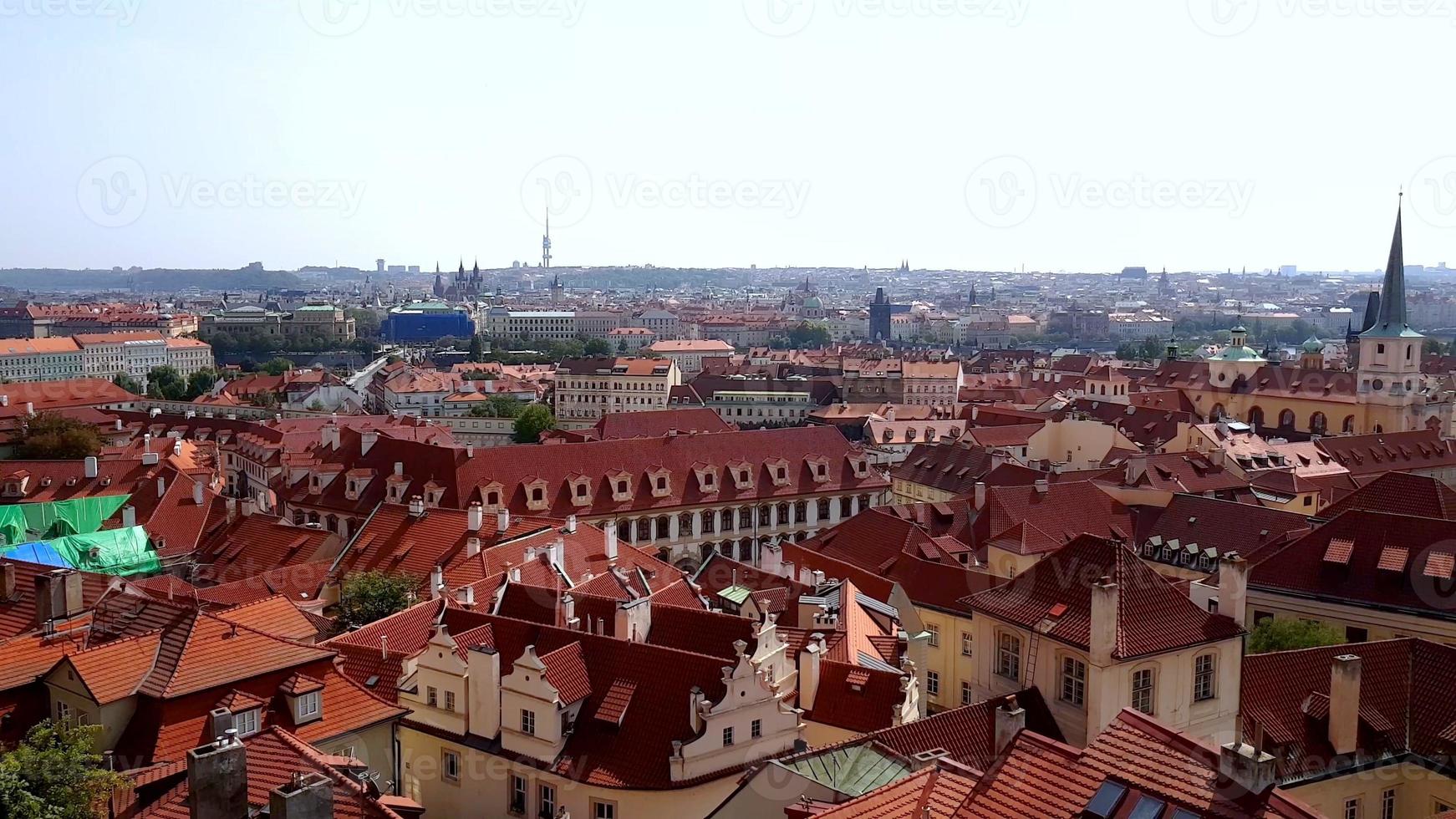 een 4k-weergave van praag vanaf het kasteel van praag in de zomer, tsjechische republiek. foto