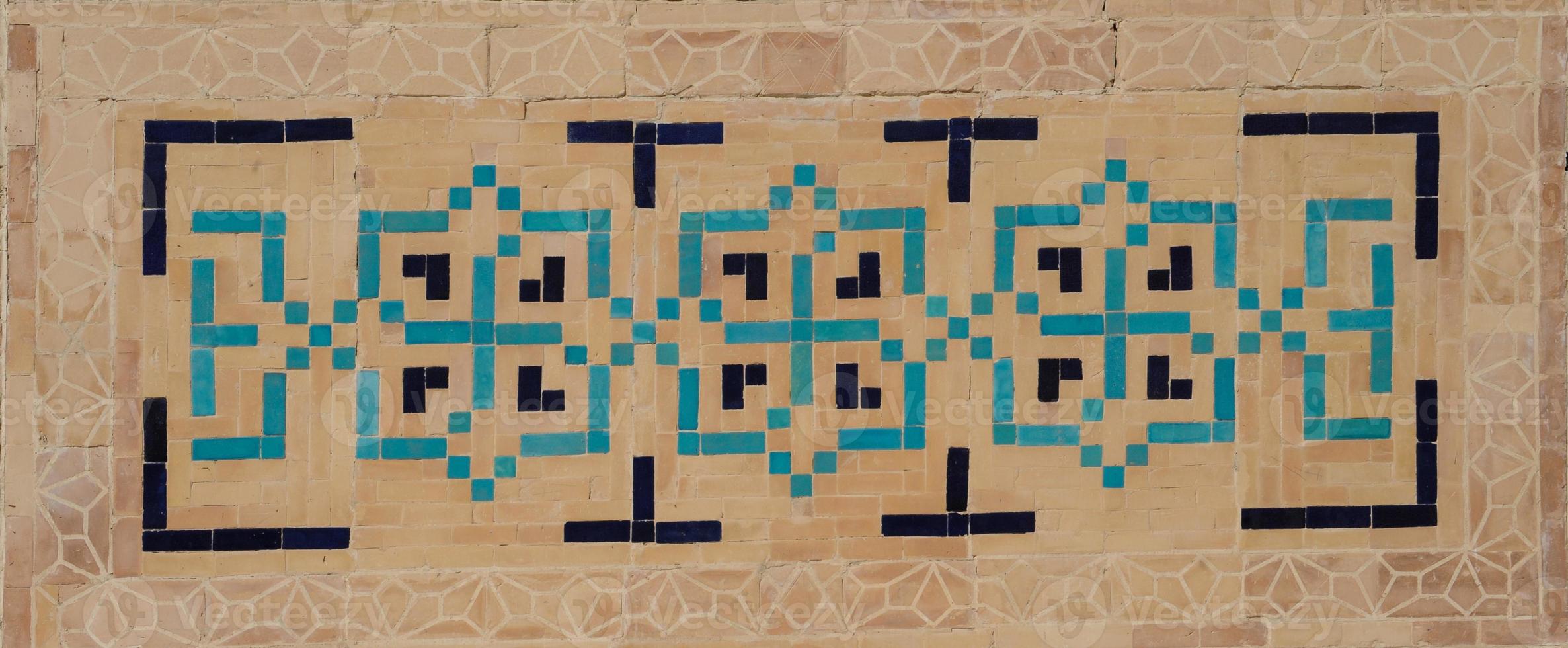 Aziatische oude keramische mozaïek. elementen van oosters ornament op keramische tegels foto