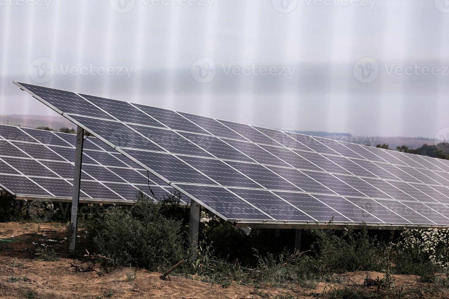 zonnepaneel, fotovoltaïsche, alternatieve elektriciteitsbron - concept van duurzame hulpbronnen foto