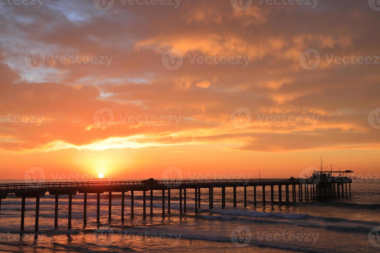 prachtige zonsondergang op de pier van Scripps, San Diego foto