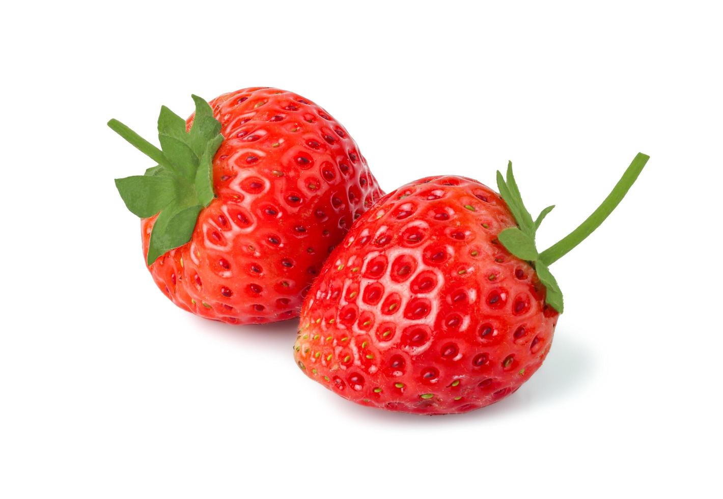 twee aardbeien close-up op een witte achtergrond, aardbei geïsoleerd. aardbeien met bladisolaat. zijaanzicht aardbeien set. foto