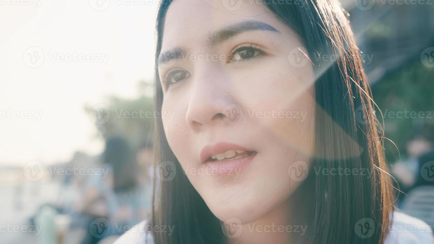 jonge aziatische vrouw blogger toerist met casual blik op de voorkant van de haven en boot op de rivier voel me ontspannen gelukkig vreugdevol reizen in café in de stad, lifestyle toeristische reizen vakantie concept. foto