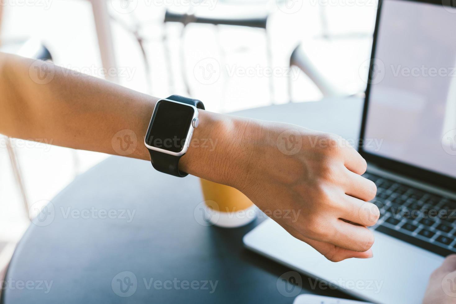 vrouw met behulp van smartwatch met e-mail notifier. smartwatch hand apparaat informeren computer internet bericht e-mail concept. vrouwenhand met smartwatch. technologie concepten. foto