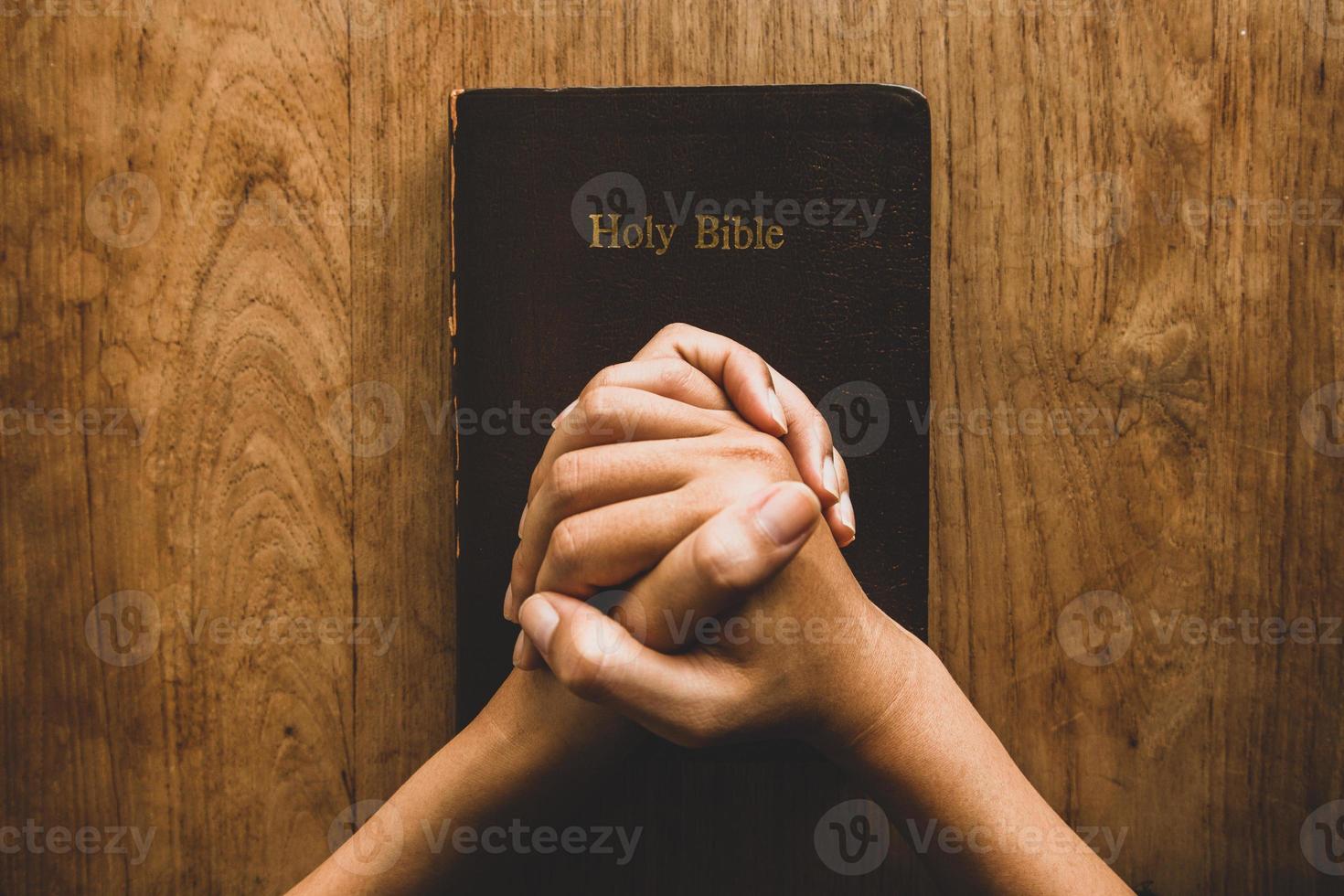 vrouw gebed op bijbel, aanbidding en religie. concept voor geloof, oude bijbel. kopieer ruimte foto