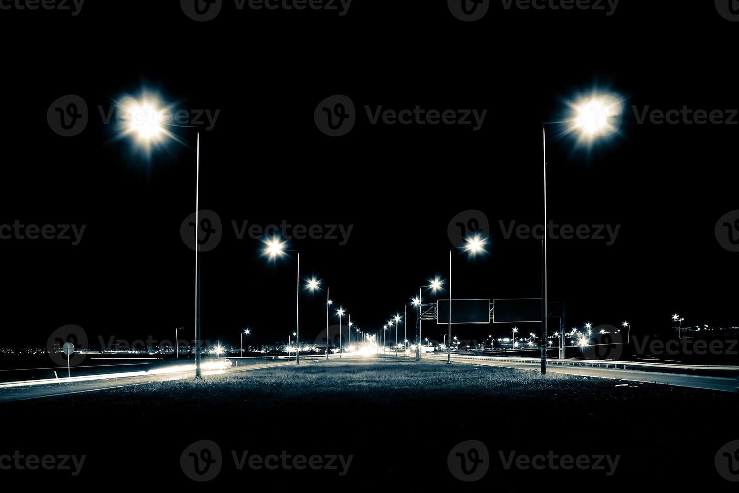 lege snelweg 's nachts in blauw zwart-wit. foto
