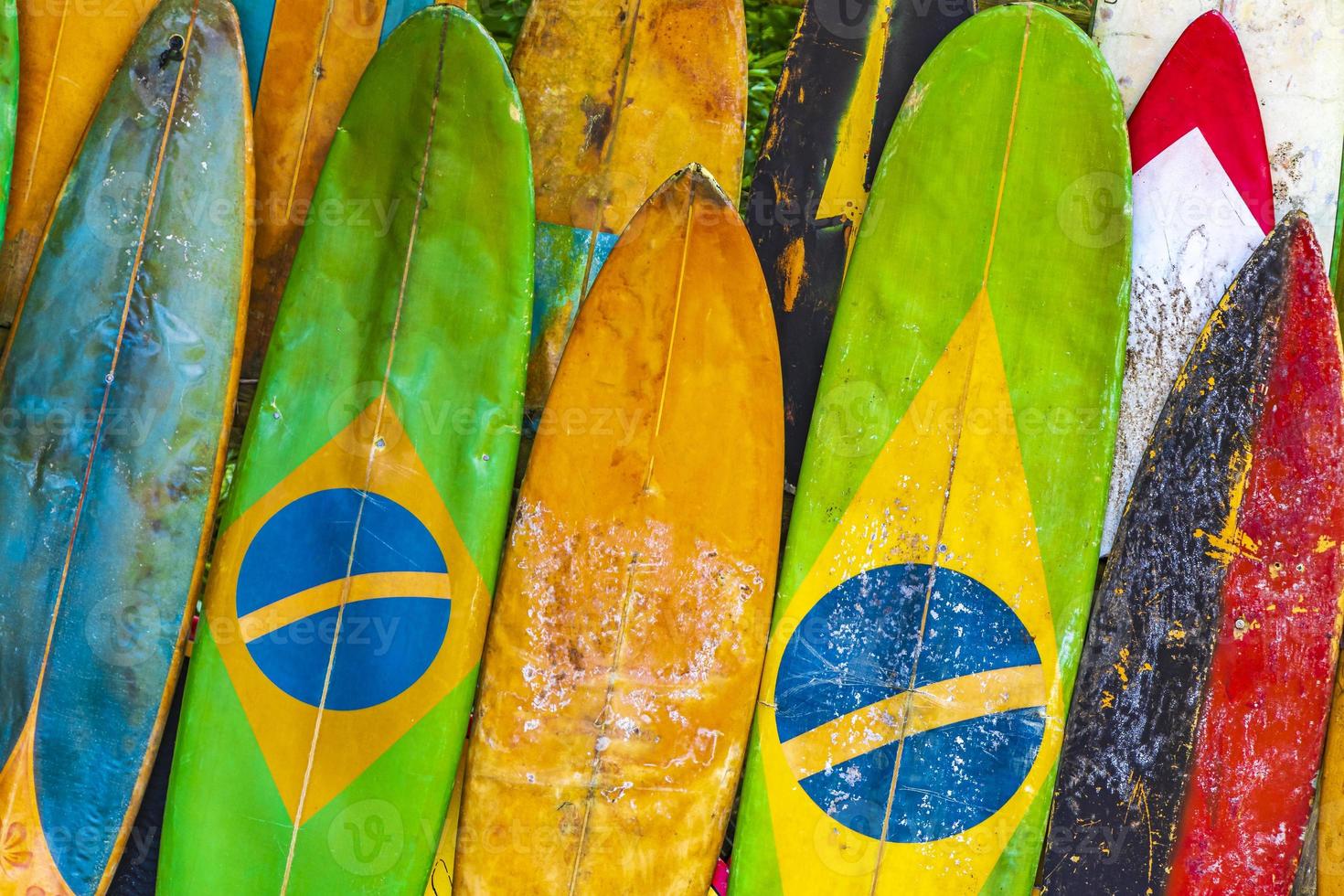 kleurrijke surfplanken braziliaanse vlag ilha grande rio de janeiro brazilië. foto