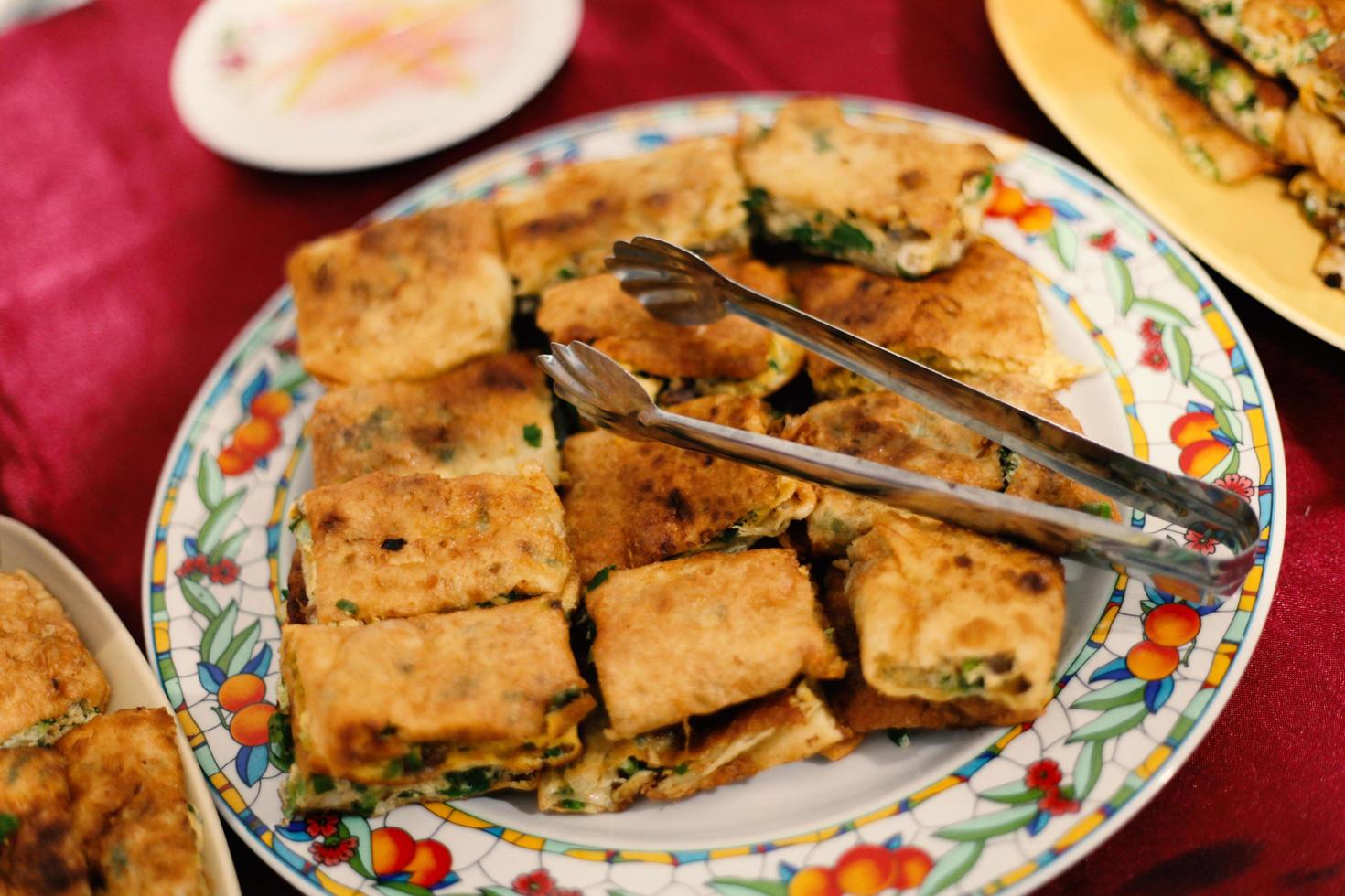 dik gevouwen crêpe gevuld met kruiden en stukjes vlees foto