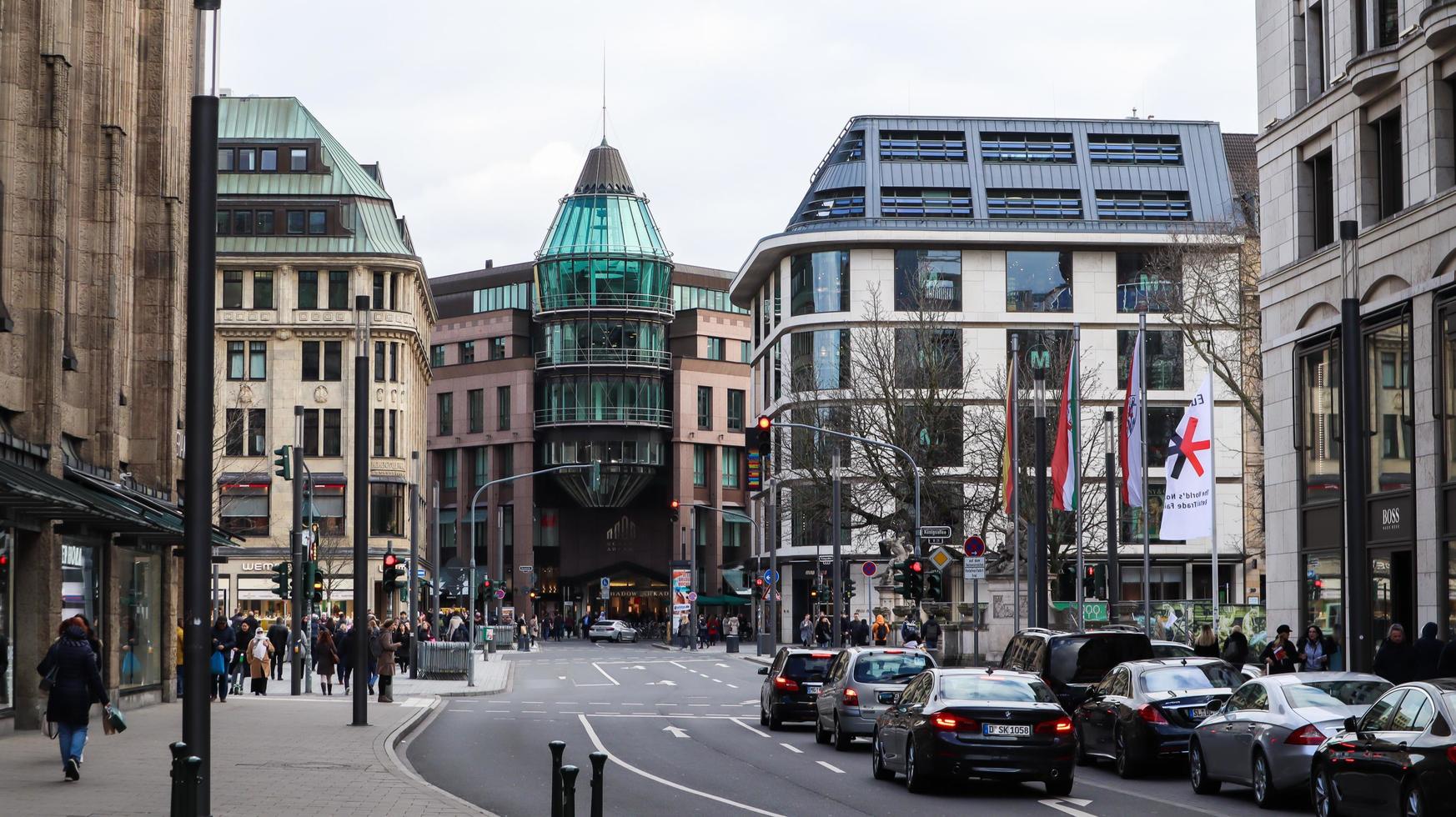 dusseldorf, duitsland - 20 februari 2020. stad en winkelstraten rond dusseldorf. straattaferelen en geparkeerde auto's op straat. moderne commerciële architectuur en woongebouwen in duitsland foto